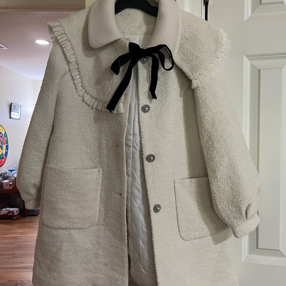 Beautiful white coat, it is warm and chic